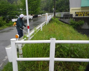 (有)岡本シンホウ産業周辺の除草作業ボランティアを行いました。