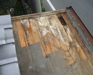 腐食した屋根の補修工事を行いました