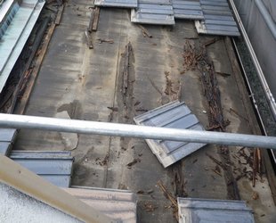 雨漏れによる屋根の補修を行いました
